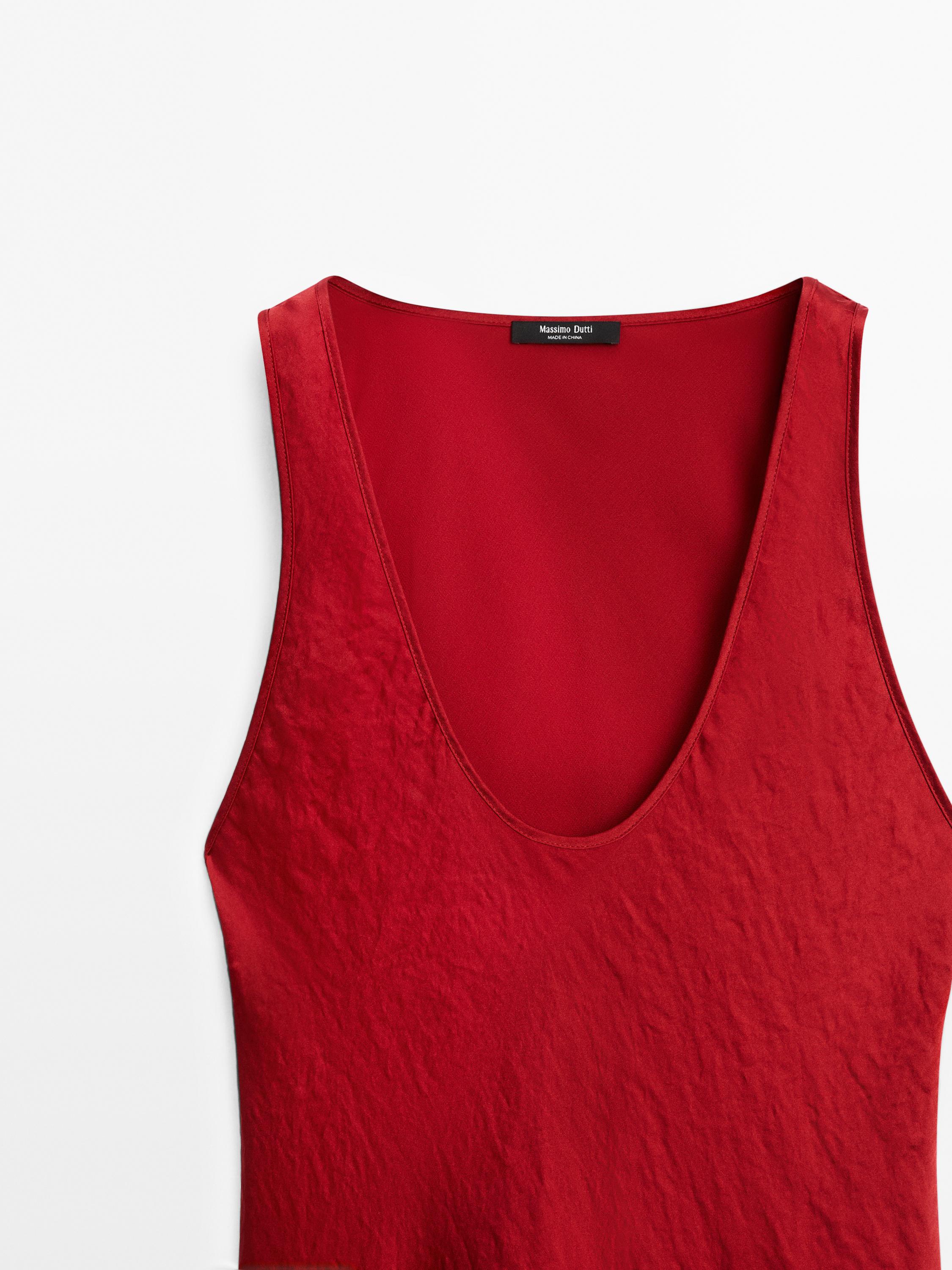 Long satin dress with round neckline